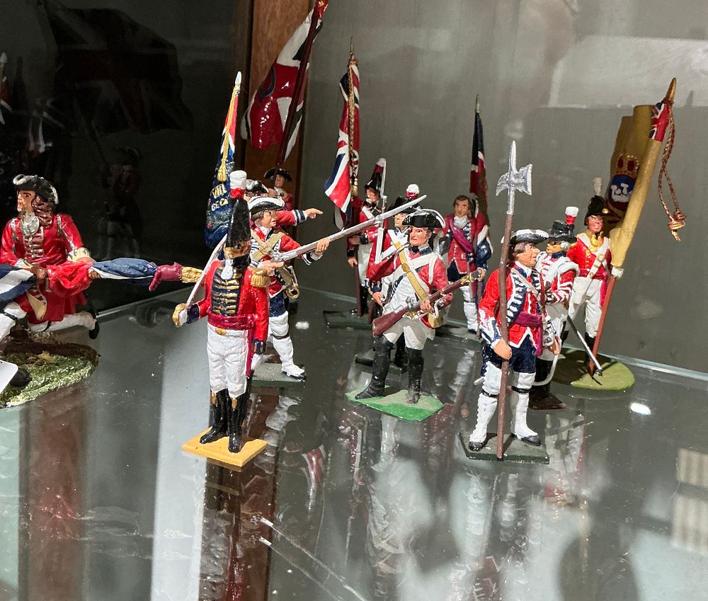 Lot 277: A Set of 8 Irish Toy Soldier Museum Hand-Painted Military Miniatures