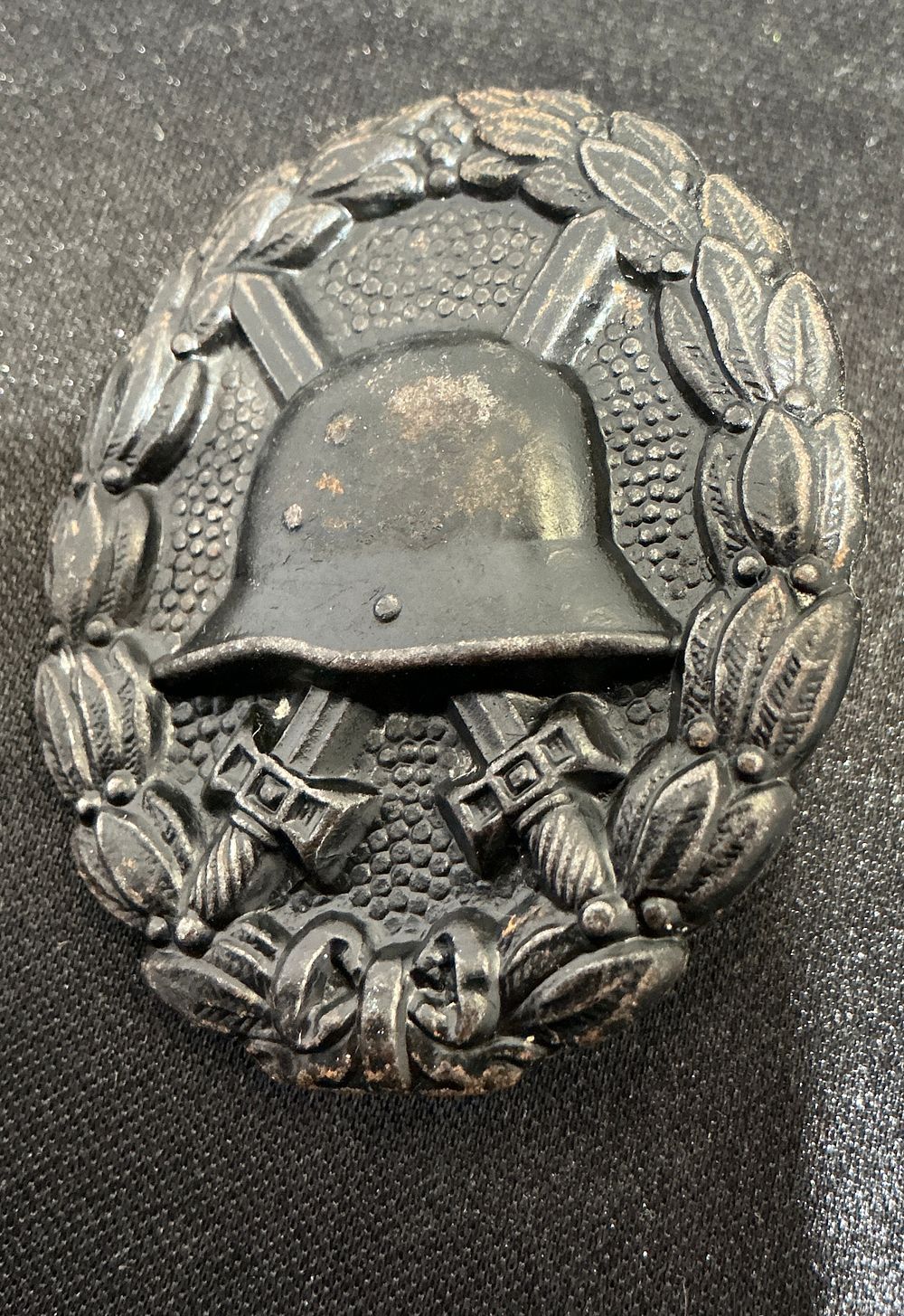 Lot 355: A Second World War German 1939 Pattern Wound Badge in Black