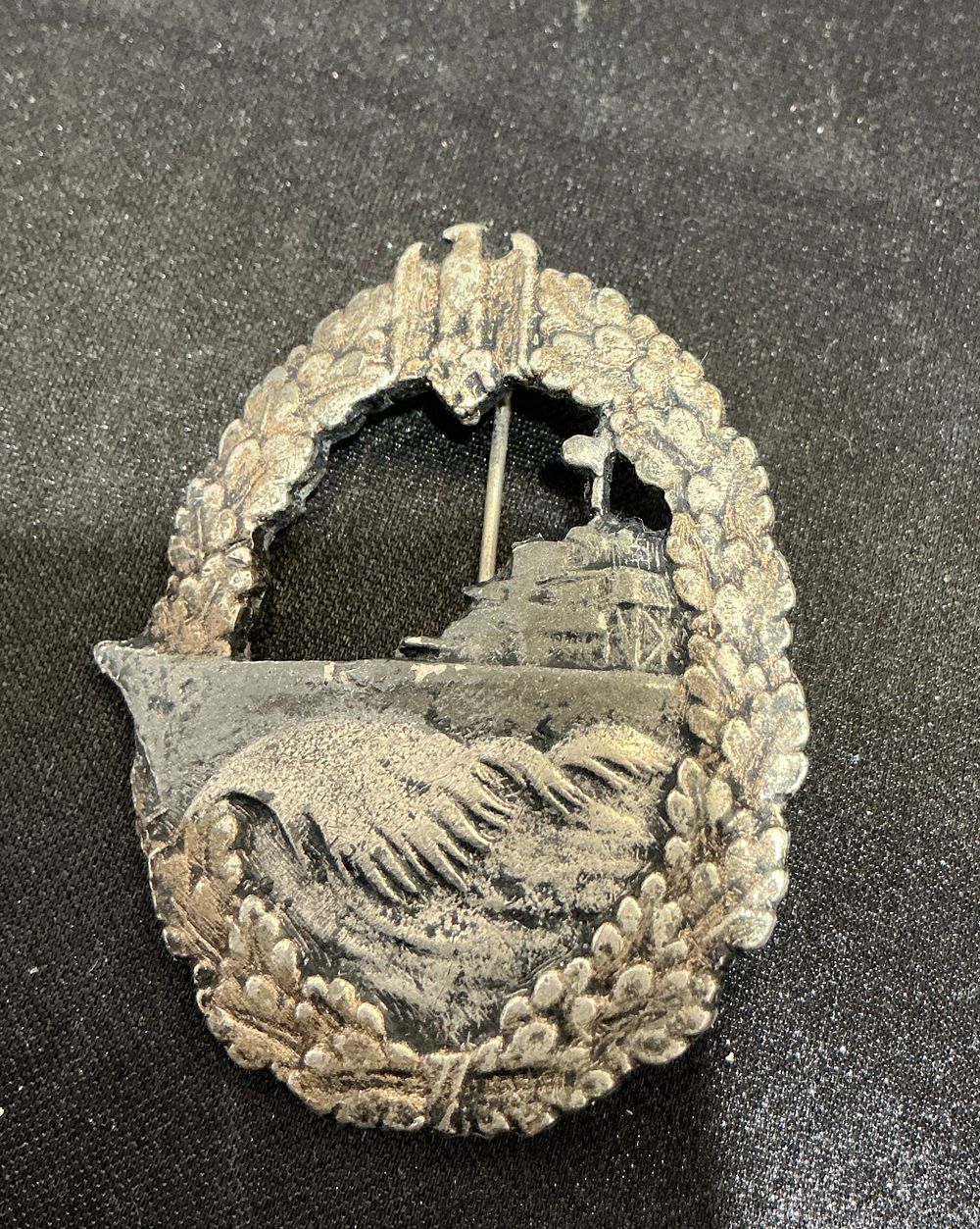 Lot 356: A Second World War German Kriegsmarine Minesweeper War Badge by Schwerin, Berlin