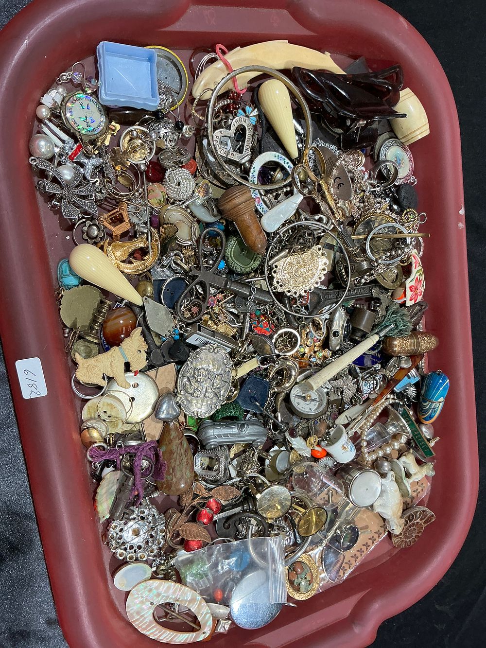 Lot 426: A Large Assortment of Vintage and Modern Costume Jewellery and Small Collectibles