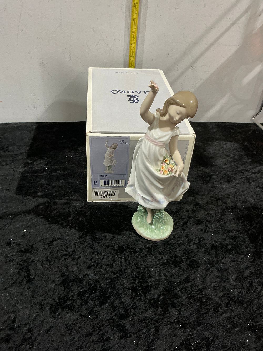 Lot 159: Lladró Picking Flowers Glazed Porcelain Figurine Model 06580