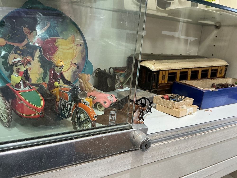 Lot 210: An Assortment of Vintage Tinplate and Cast Metal Toys