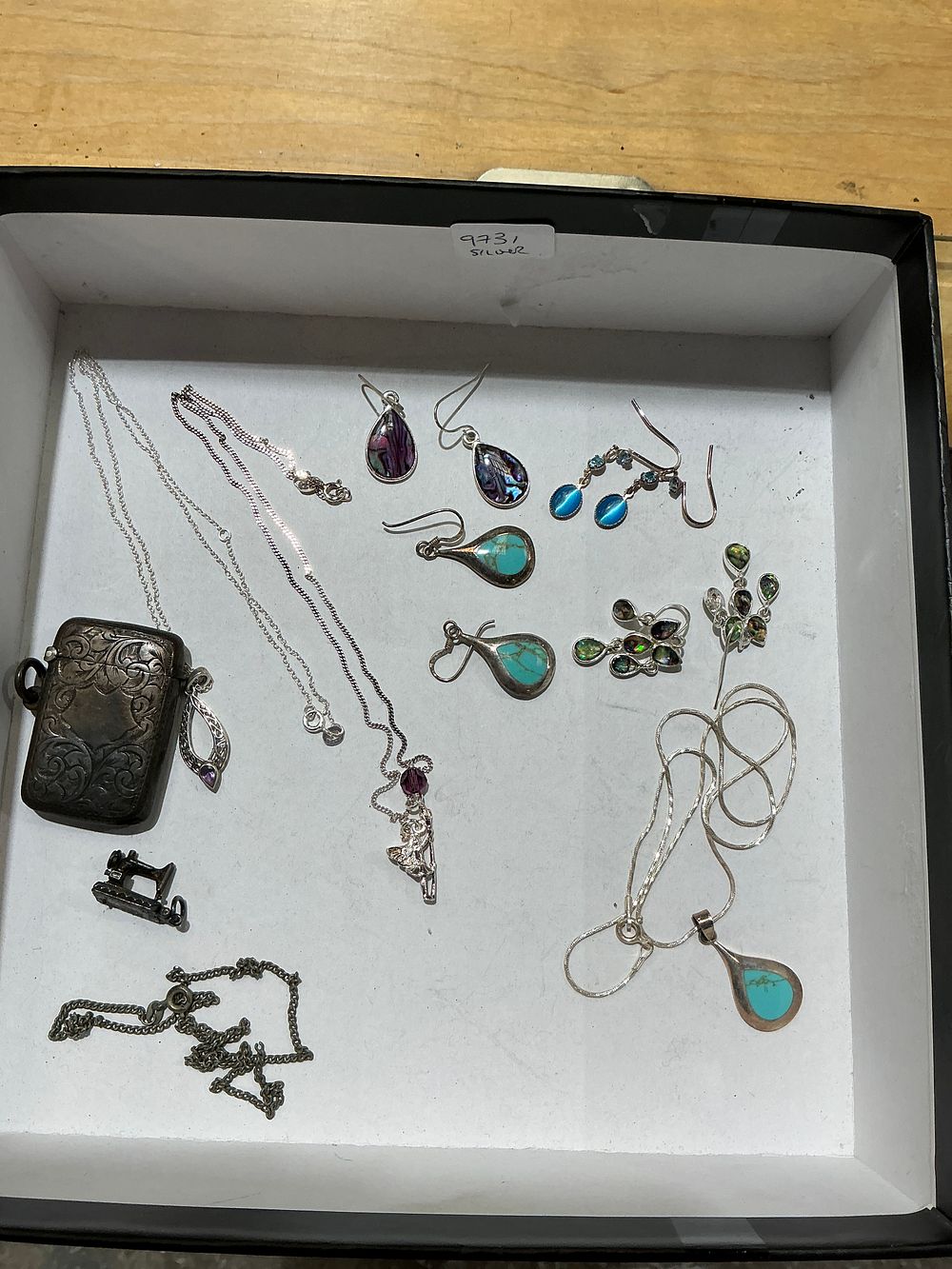 Lot 252: A Collection of Various Silver Jewellery and Ware