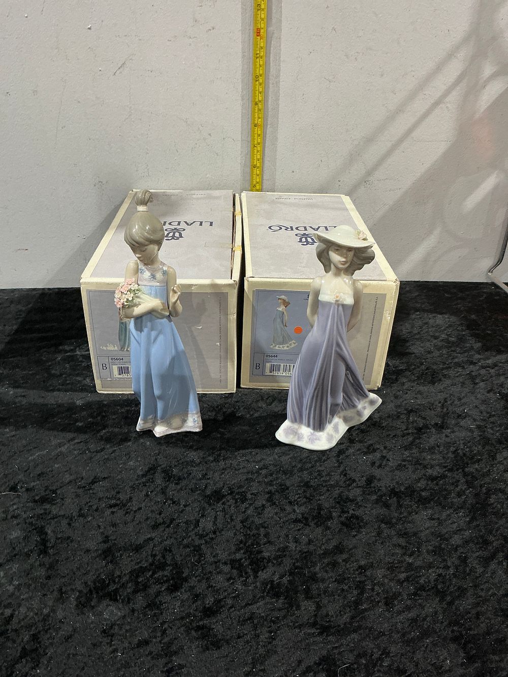 Lot 309: Two Lladró Glazed Porcelain Figurines Sunlight 05644 and Day Dreamer 05604