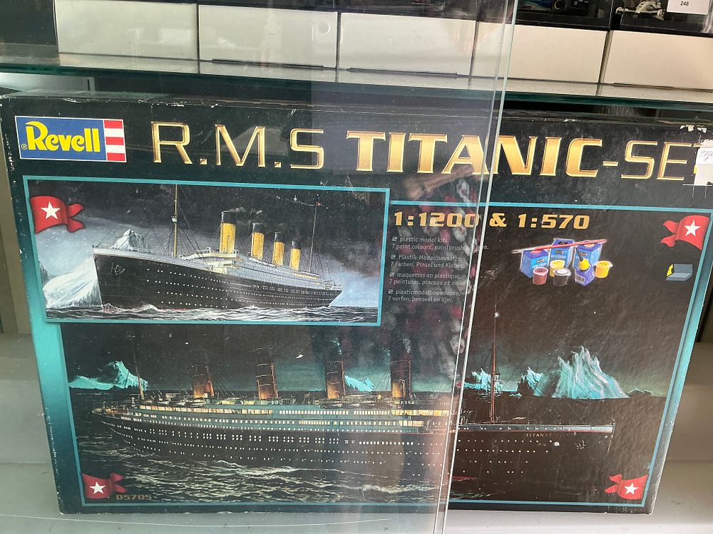 Lot 249: Revell R.M.S. Titanic-Set Model Kit Set 1:1200 and 1:570 Scales