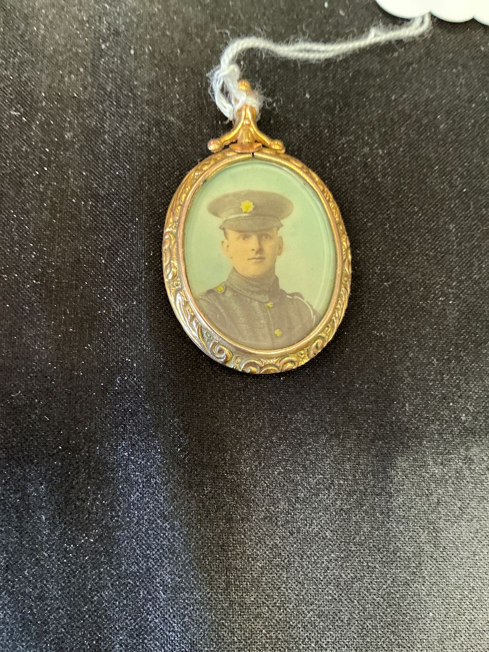 Lot 192: Edwardian 9ct Gold Double Sided WWI Soldier Photo Pendant