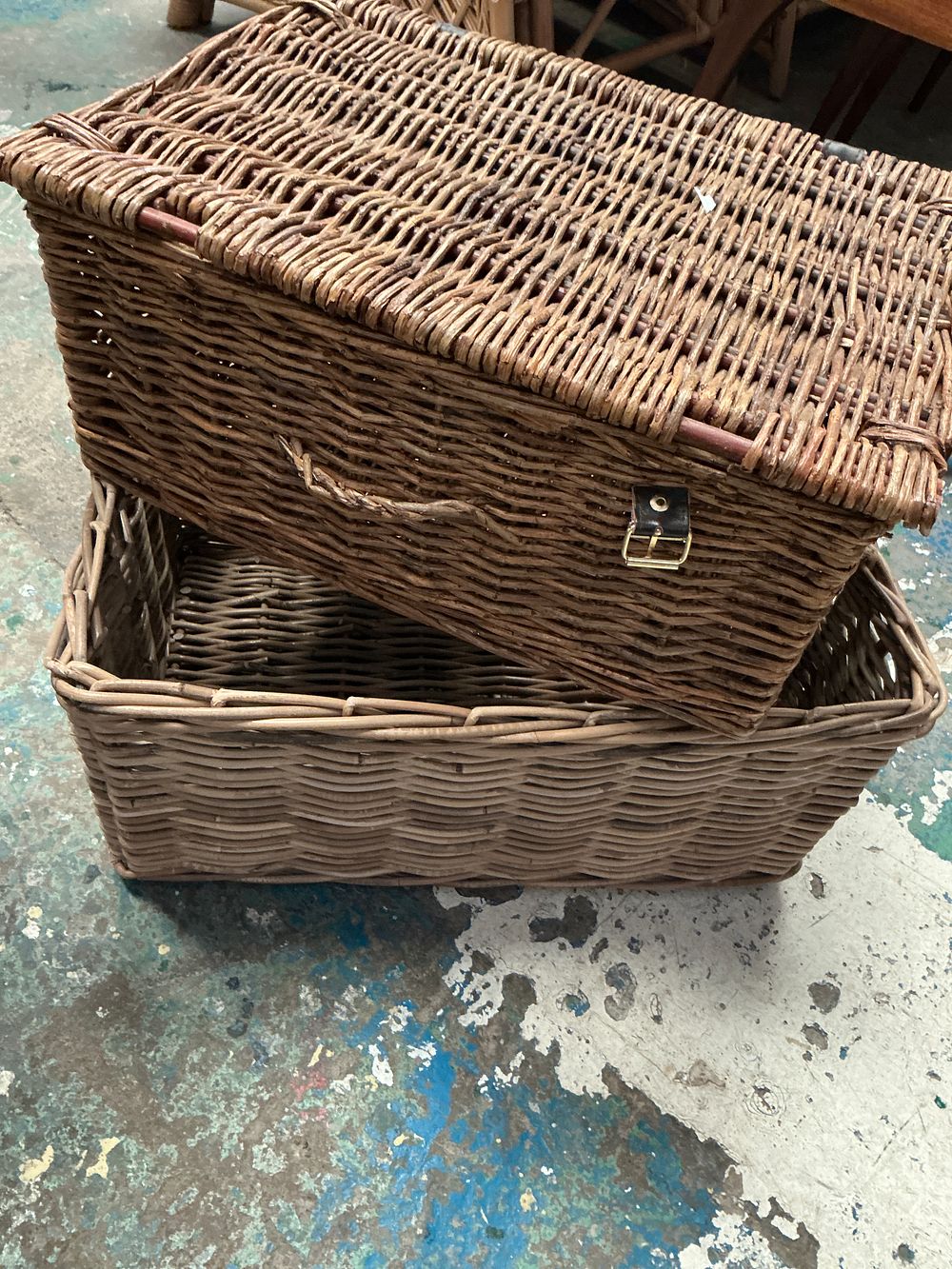 Lot 299: A medium rectangular woven willow picnic hamper