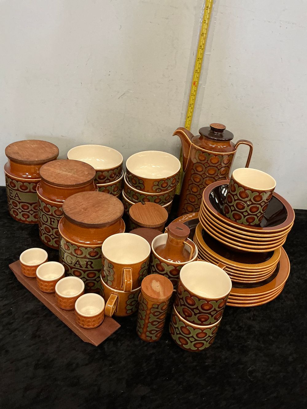 Lot 329: A Collection of Approximately 27 Pieces of Ceramic Tableware and Storage Items in the Heirloom Pattern