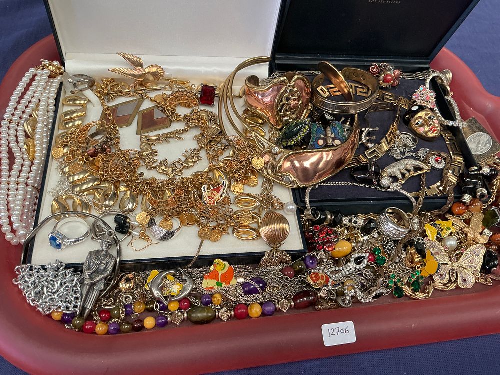 Lot 304: An Assortment of Vintage and Contemporary Costume Jewellery
