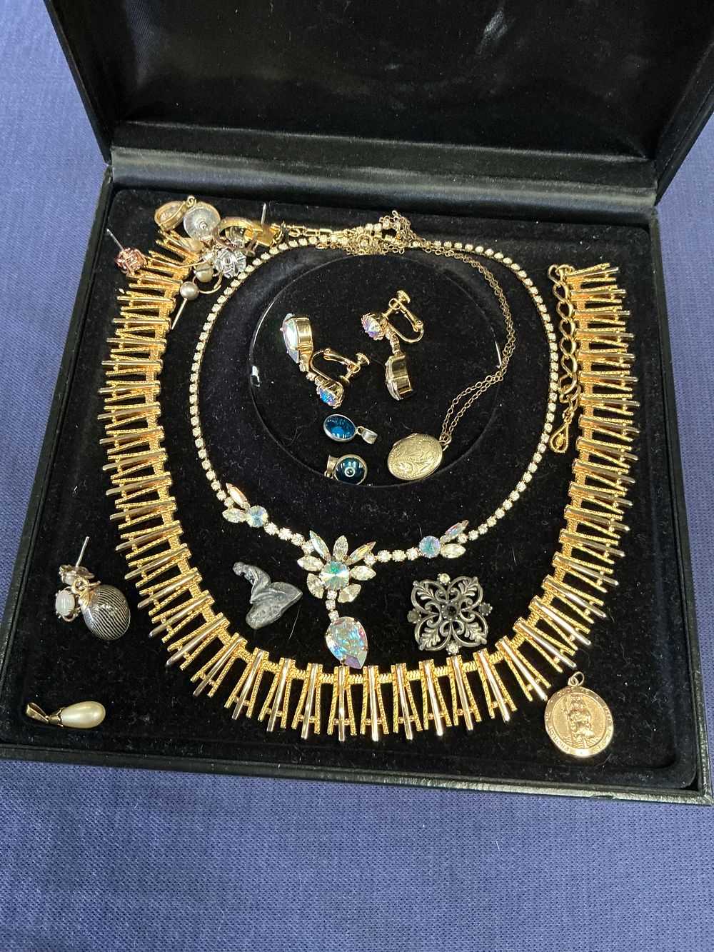 Lot 314: A Collection of Vintage Costume Jewellery including Modernist Fringe and Rhinestone Suite