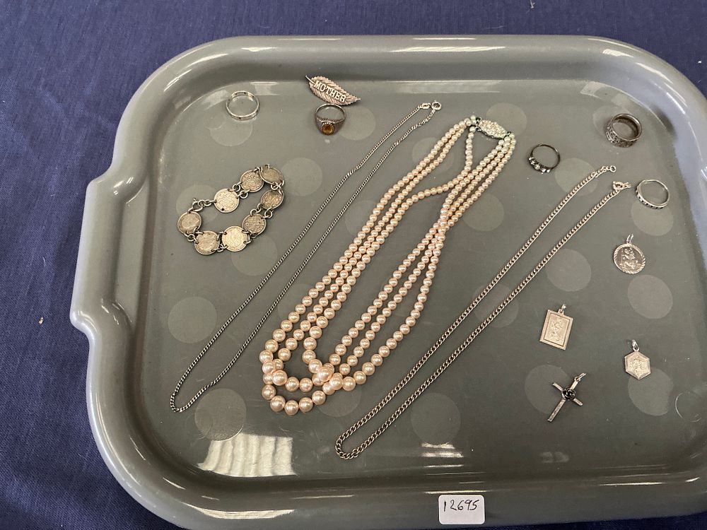 Lot 322: An Assortment of Silver and Pearl-Style Jewellery