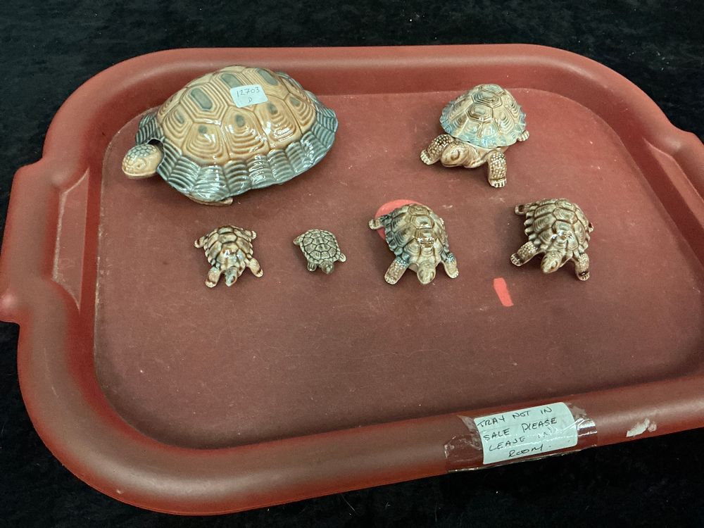 Lot 345: A Collection of Wade Porcelain Tortoise Figurines