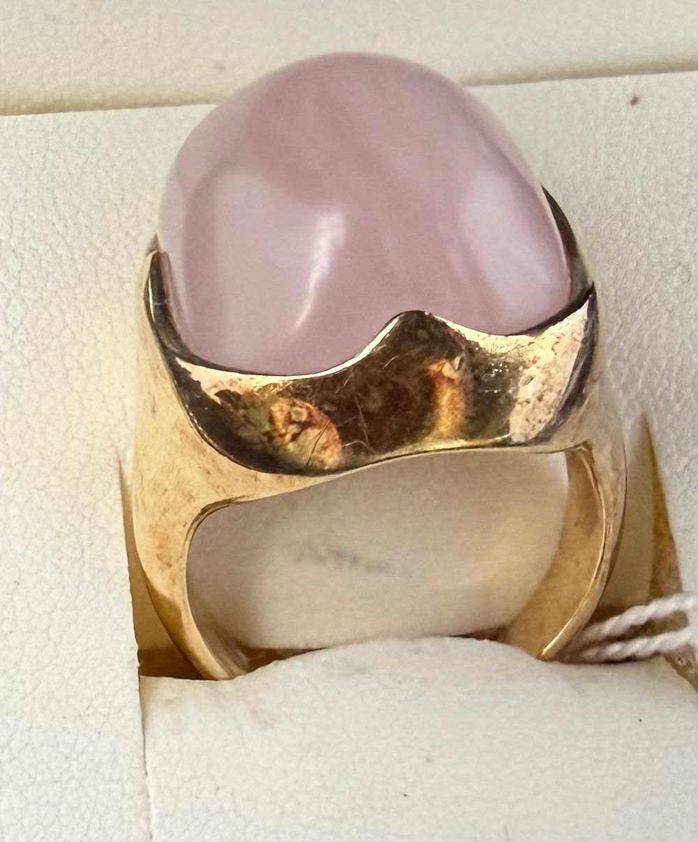 Lot 329: A silver modernist cocktail ring set with a large rose quartz cabochon SIZE P