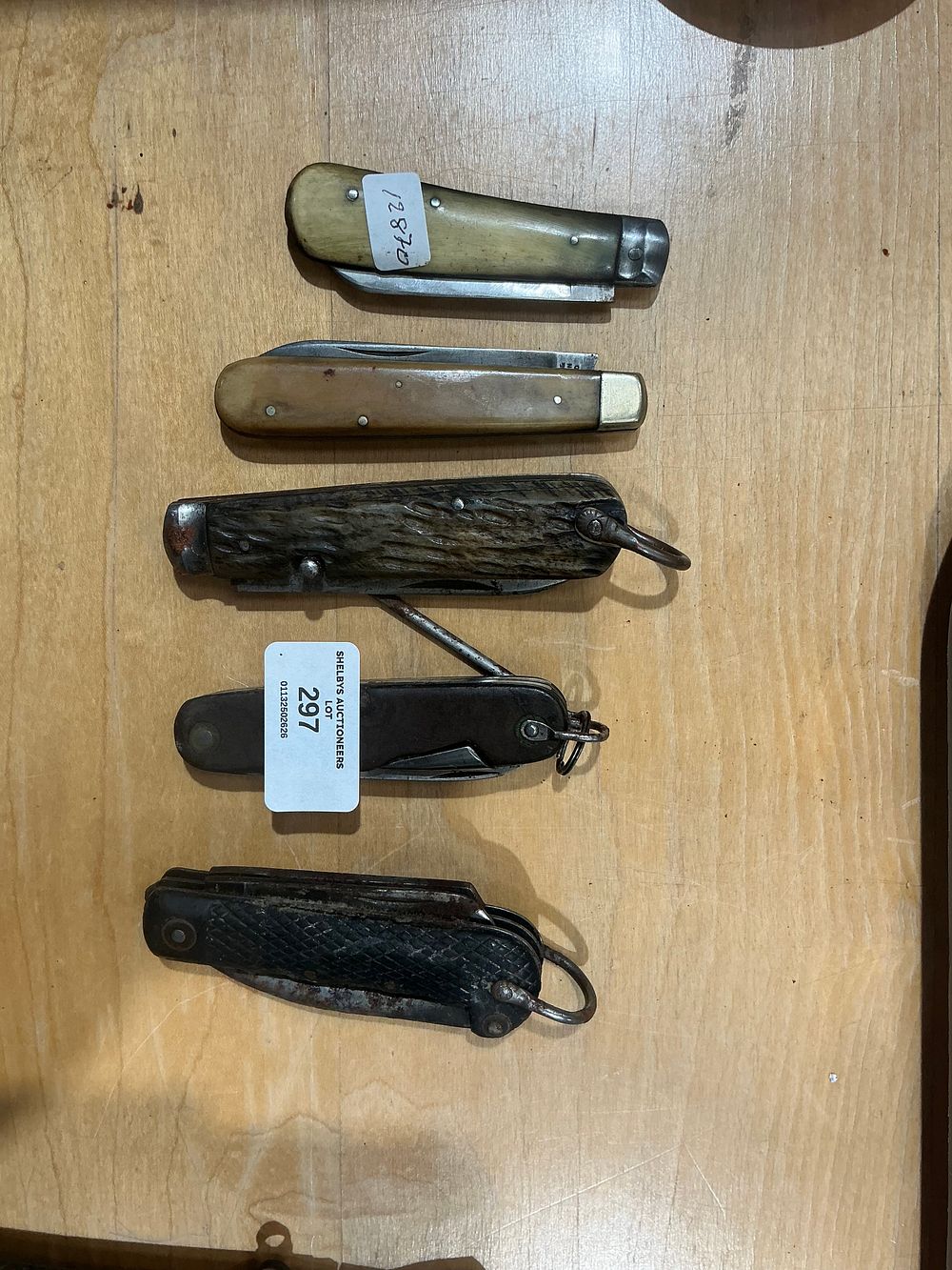 Lot 297: A Group of Vintage Folding Pocket and Utility Knives