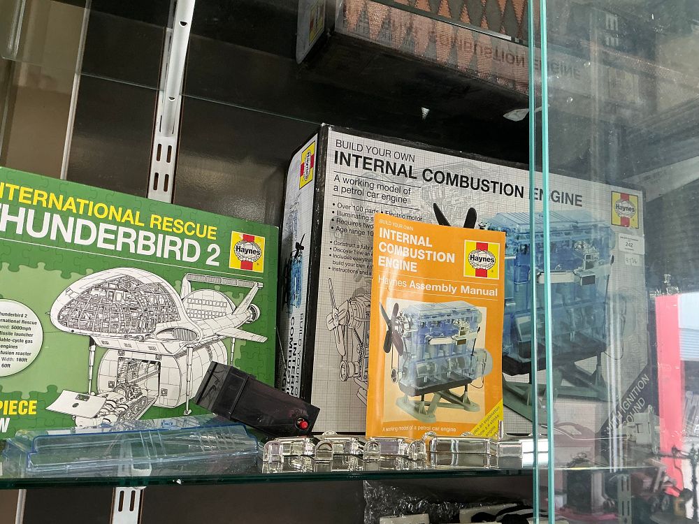 Lot 242: An Assortment of Haynes Hobby and Educational Kits