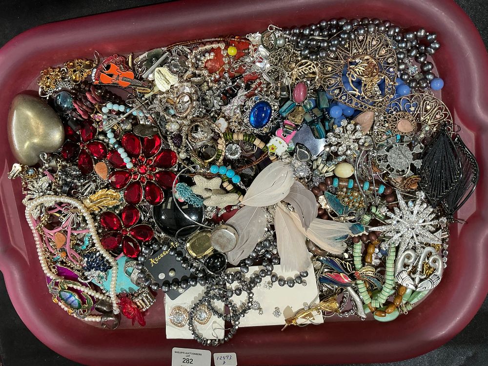 Lot 282: A Large Collection of Assorted Costume Jewellery