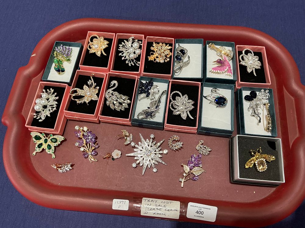 Lot 400: An Assortment of Contemporary Costume Jewellery Brooches
