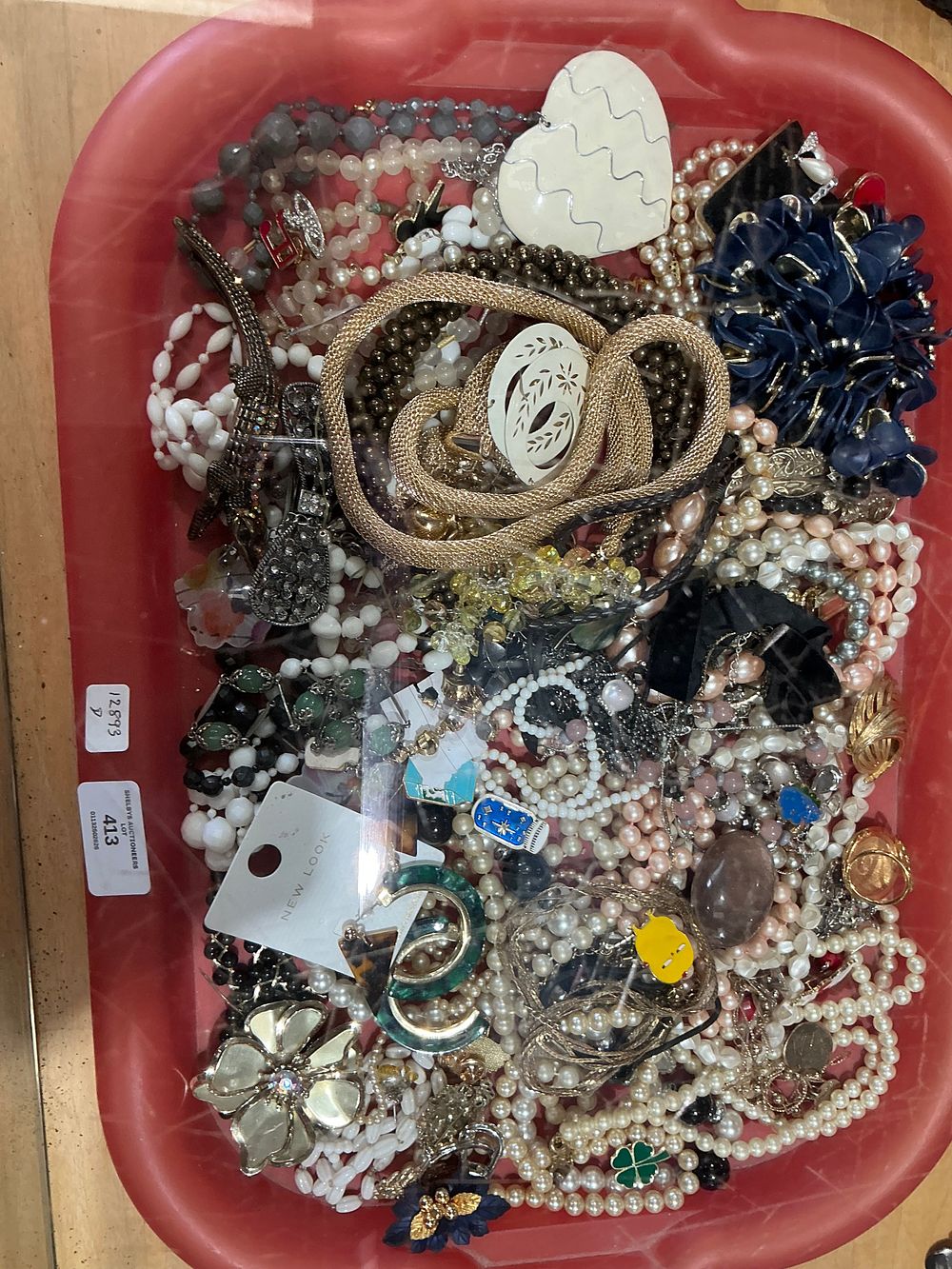 Lot 413: An Assortment of Vintage and Contemporary Costume Jewellery