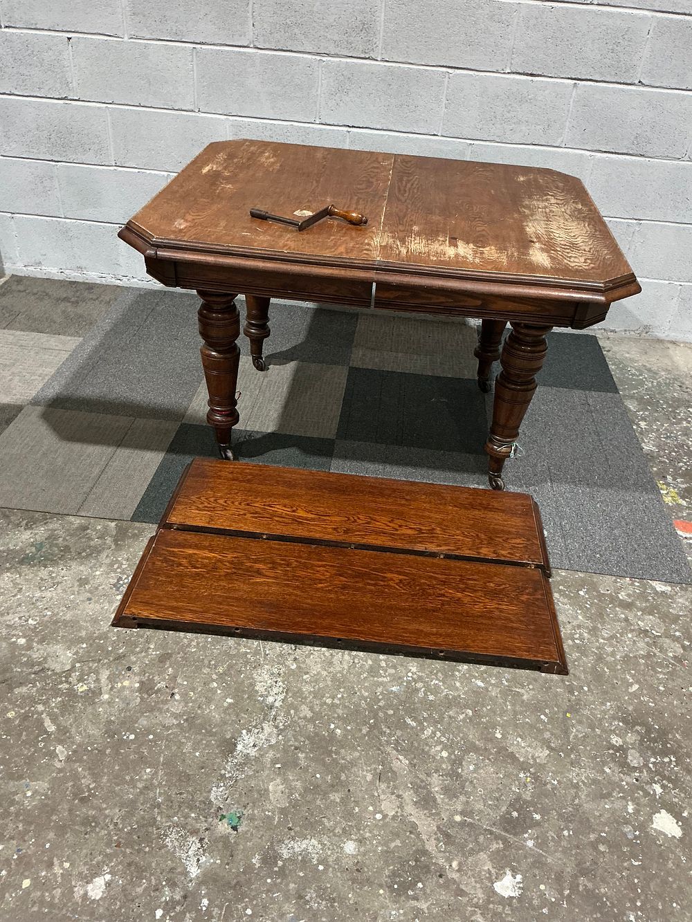 Lot 33: An Edwardian Oak Wind-Out Extending Dining Table