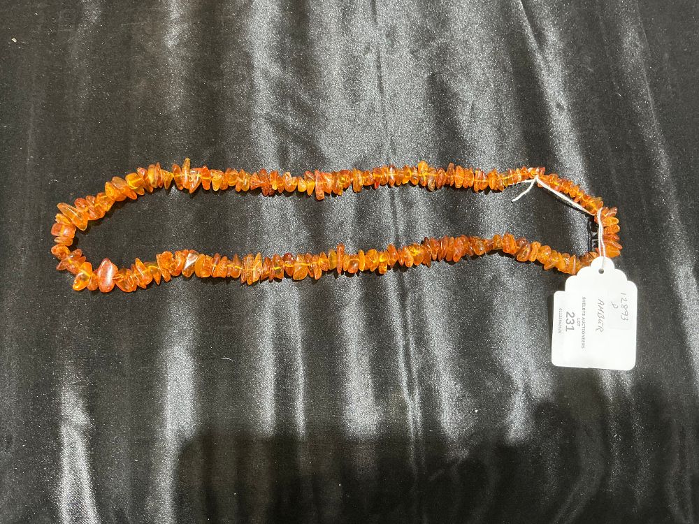 Lot 104: A natural amber single strand chip necklace