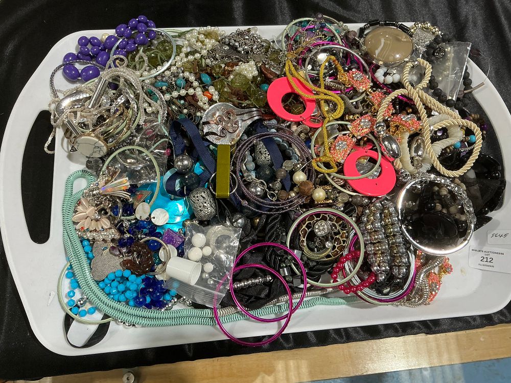 Lot 106: A Large Assortment of Contemporary and Vintage Costume Jewellery