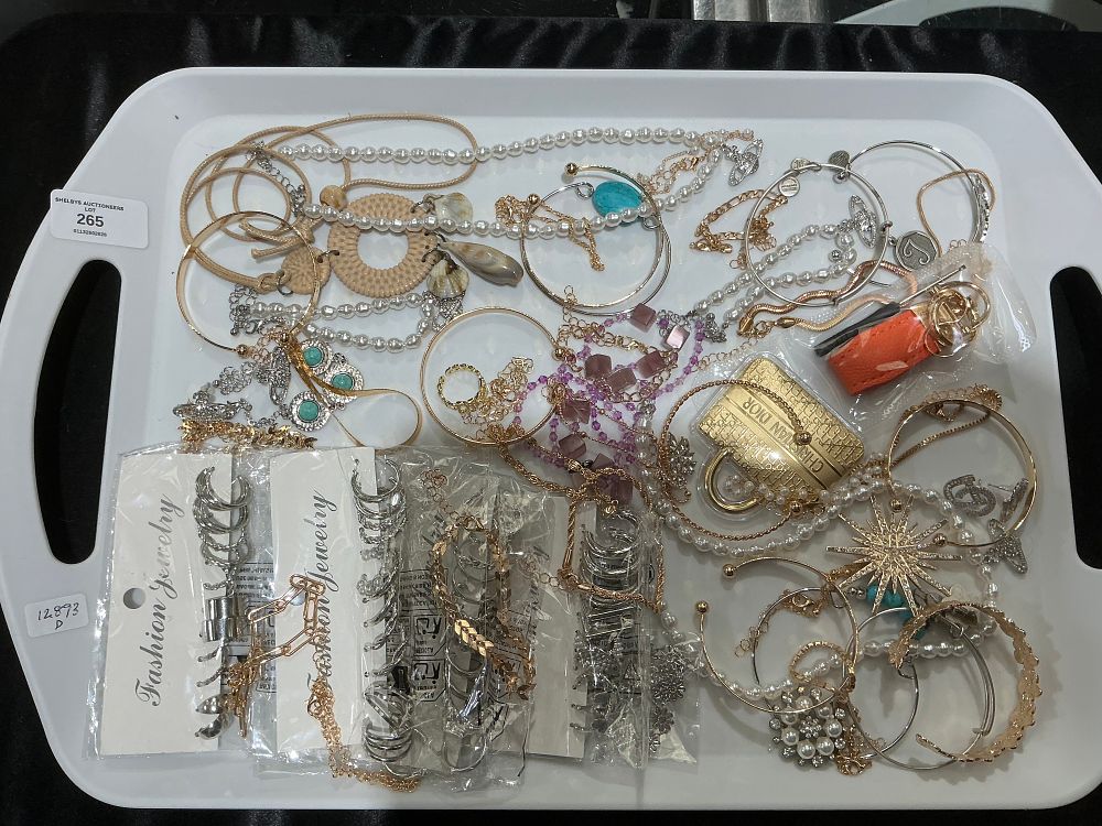Lot 114: An Assortment of Contemporary Fashion and Costume Jewellery