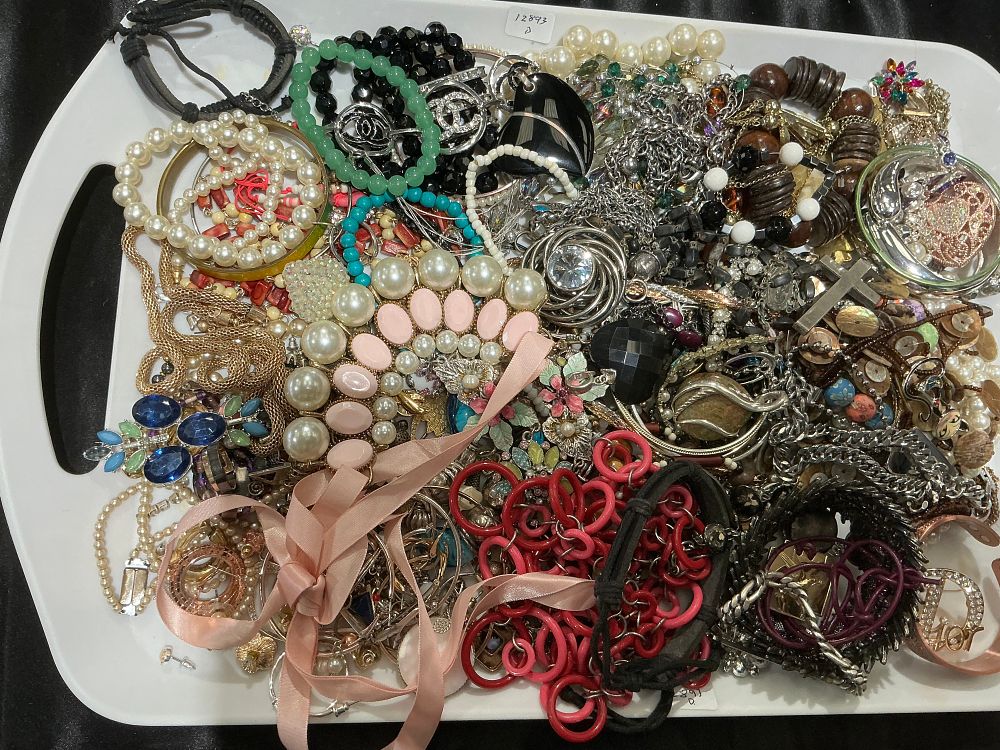 Lot 127: An Assortment of Costume Jewellery