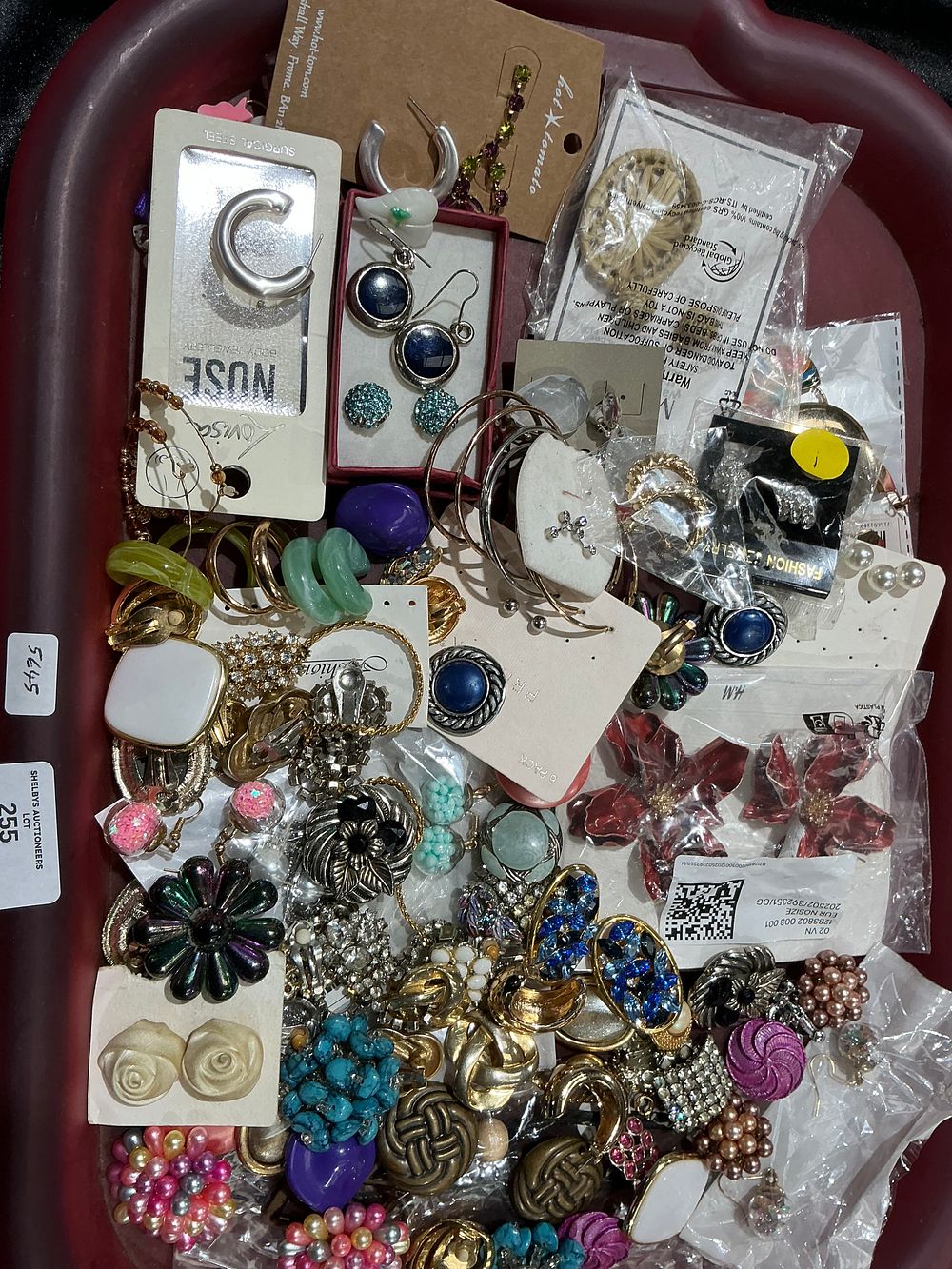 Lot 183: An Assortment of Contemporary and Vintage Style Costume Jewellery