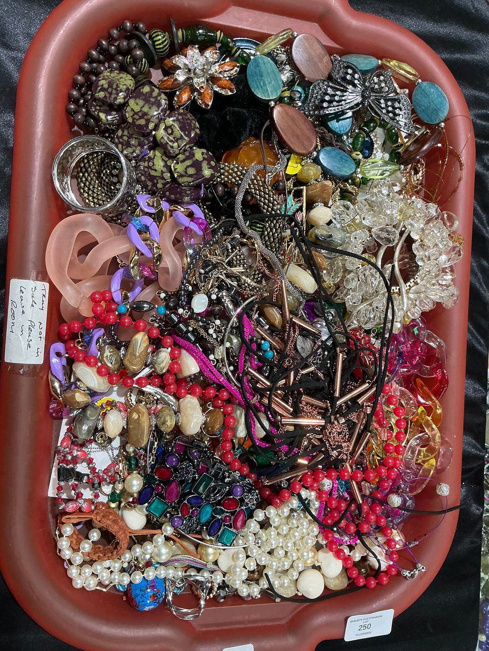 Lot 182: An Assortment of Vintage and Contemporary Costume Jewellery
