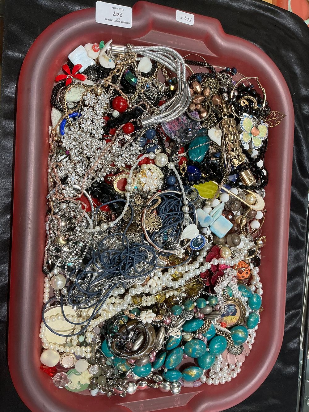 Lot 176: An Assortment of Vintage and Modern Costume Jewellery