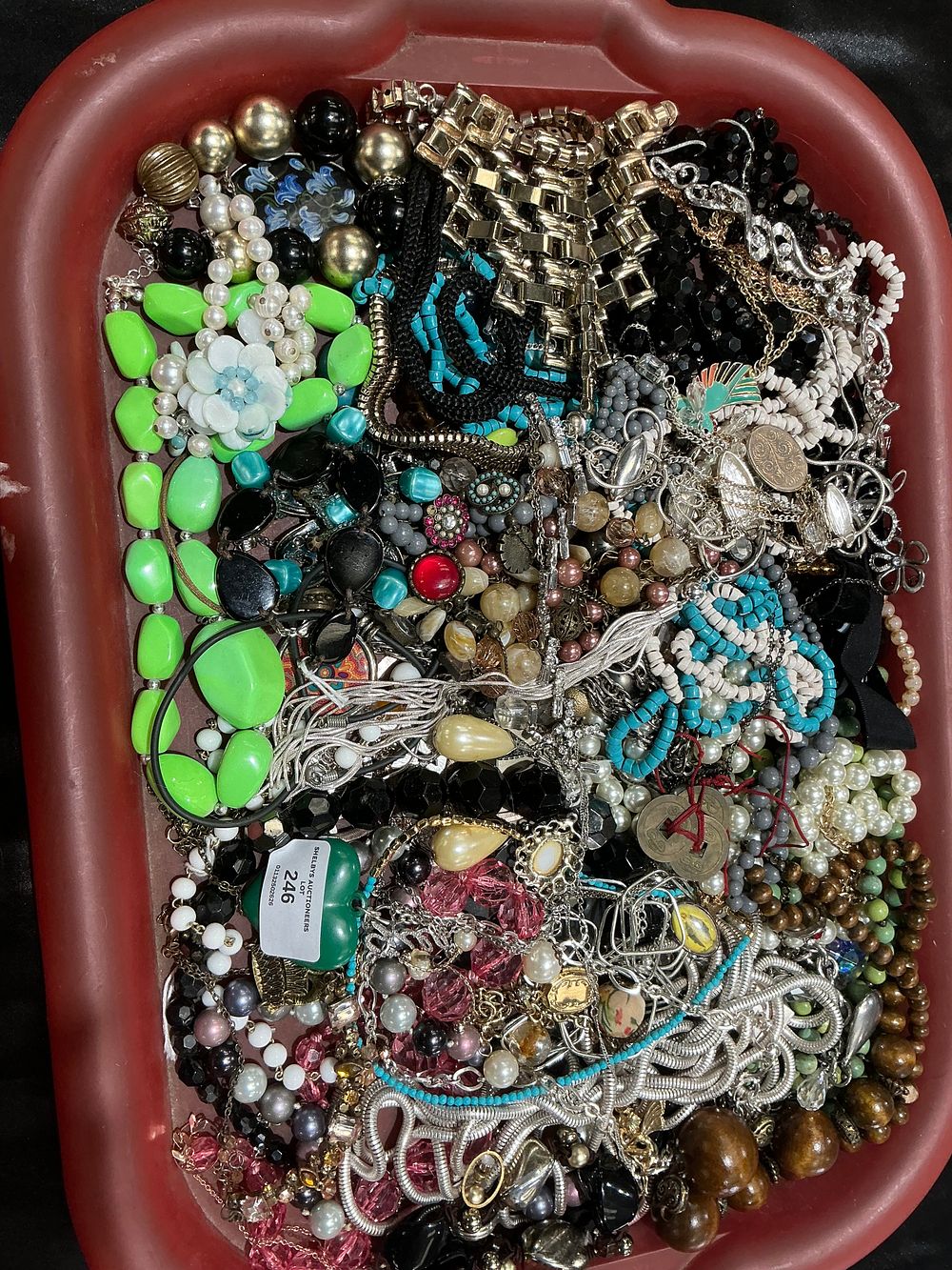 Lot 168: An Assortment of Vintage and Modern Costume Jewellery