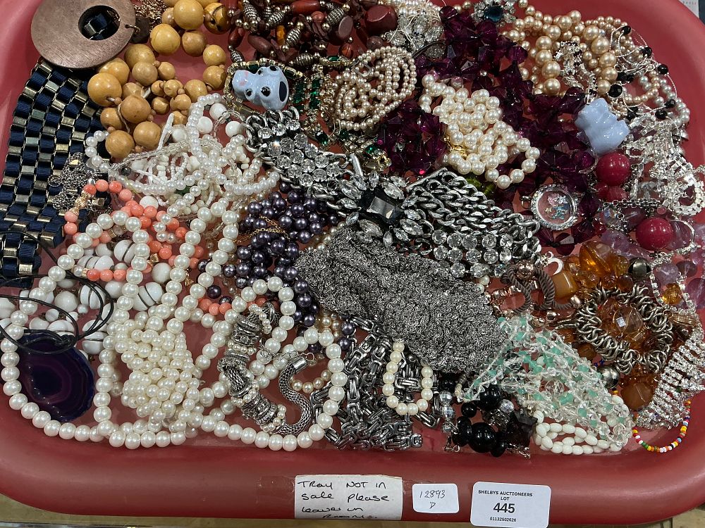 Lot 174: An Assortment of Vintage and Modern Costume Jewellery