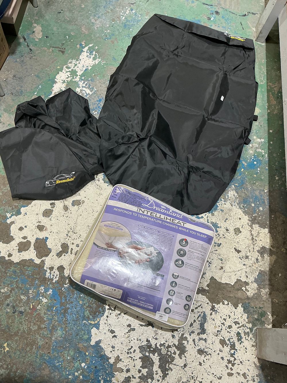 Lot 277: A Dreamland Intelliheat Electric Underblanket and a Group of XtremeAuto Protective Covers