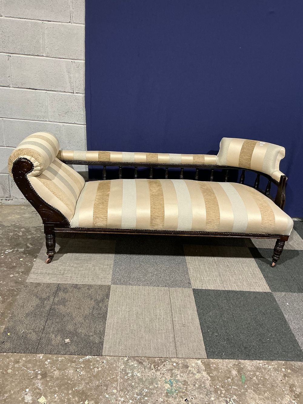 Lot 48: Victorian Mahogany Spindle-Back Chaise Longue
