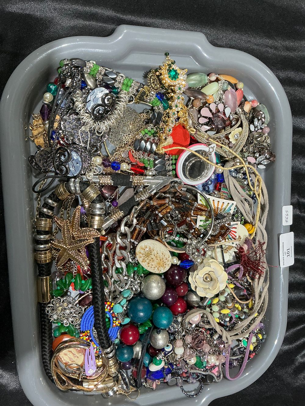 Lot 101: A Large Assortment of Vintage and Modern Costume Jewellery