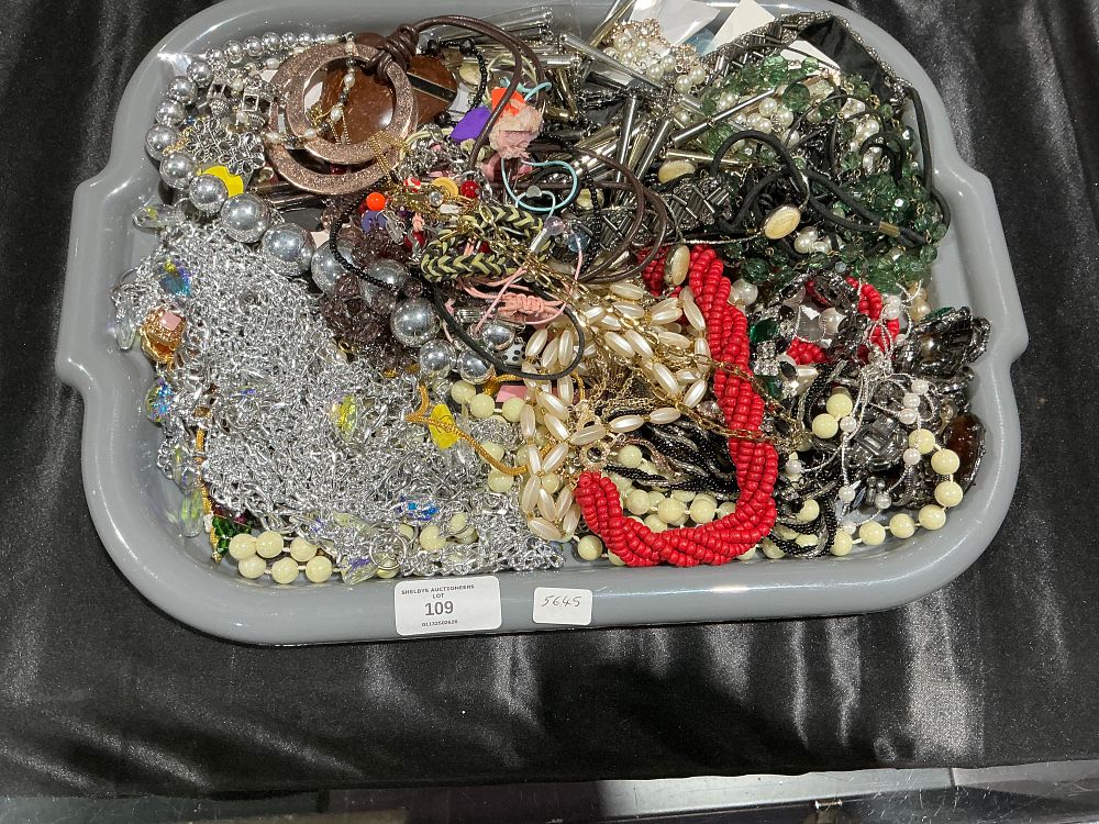 Lot 110: An Assortment of Contemporary and Vintage Costume Jewellery and Accessories