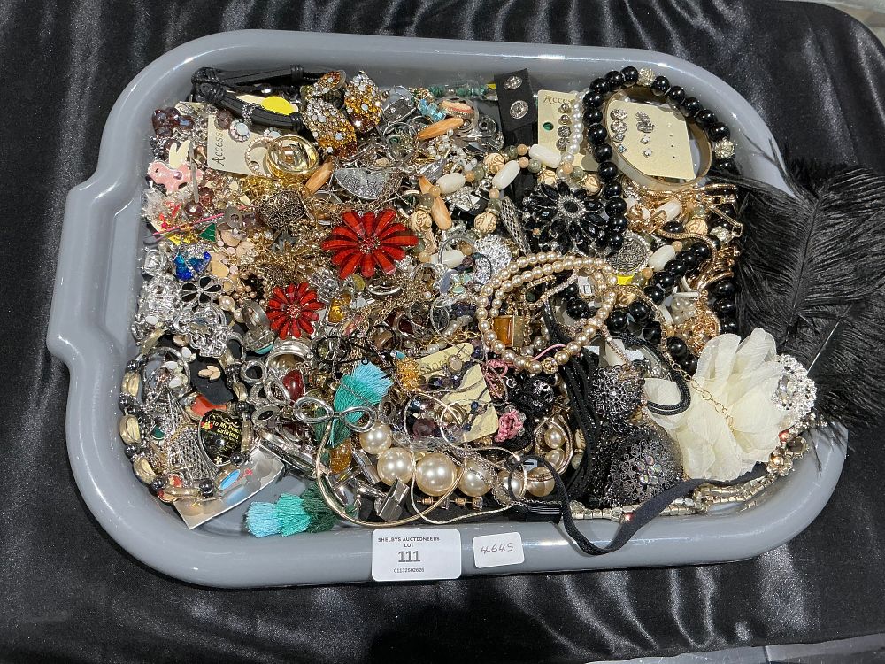 Lot 111: A Collection of Assorted Vintage and Modern Costume Jewellery