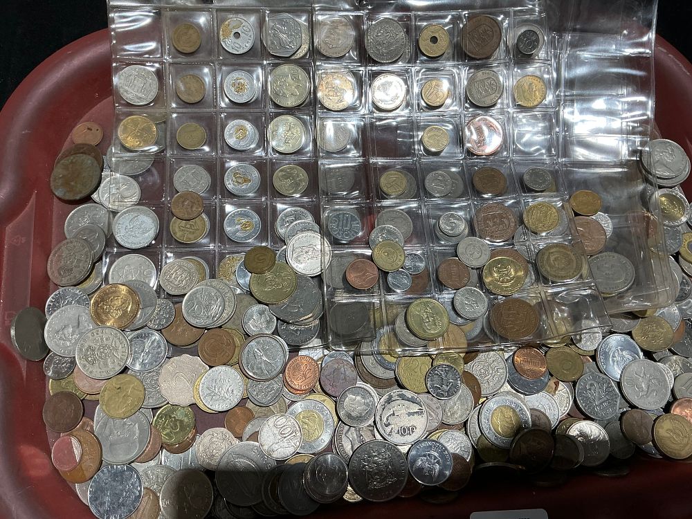 Lot 116: A Collection of UK and World Coins Including Commemorative Crowns and Decimal Issues