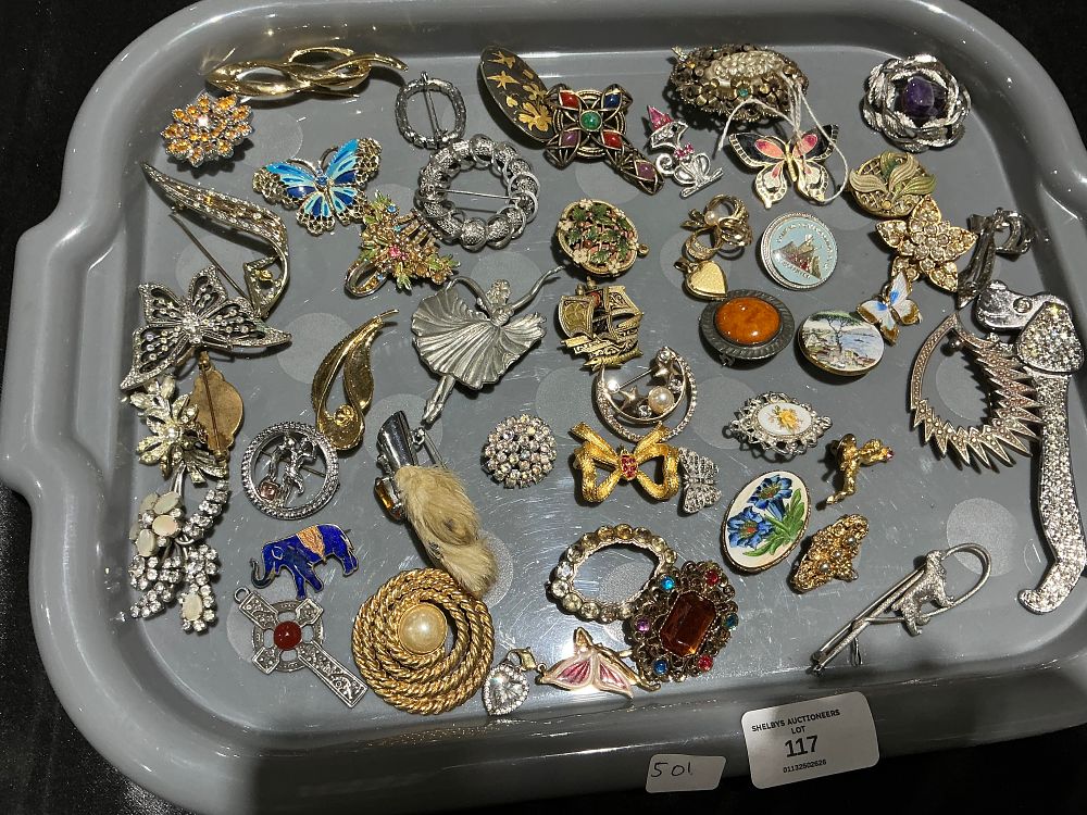 Lot 117: A Collection of Approximately 45 Vintage Costume Brooches and Pins
