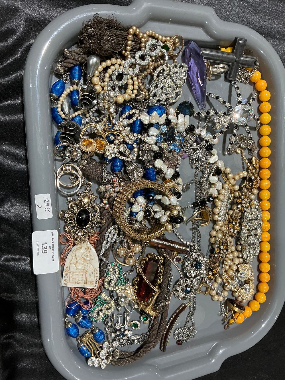 Lot 139: An Assortment of Vintage and Contemporary Costume Jewellery