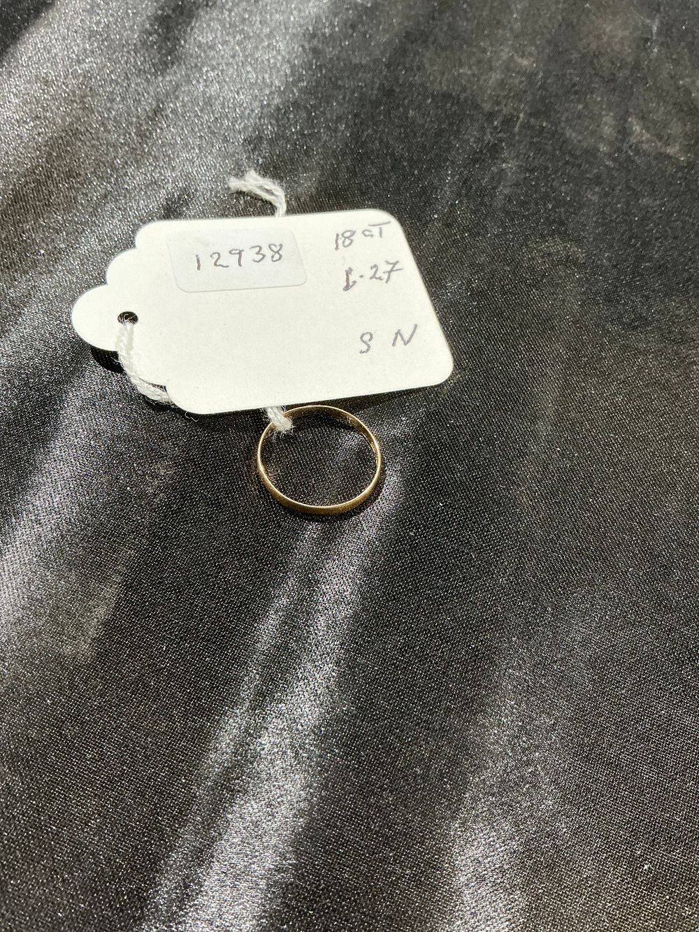 Lot 159: An 18 Carat Gold Plain Wedding Band 1.27 gram size N