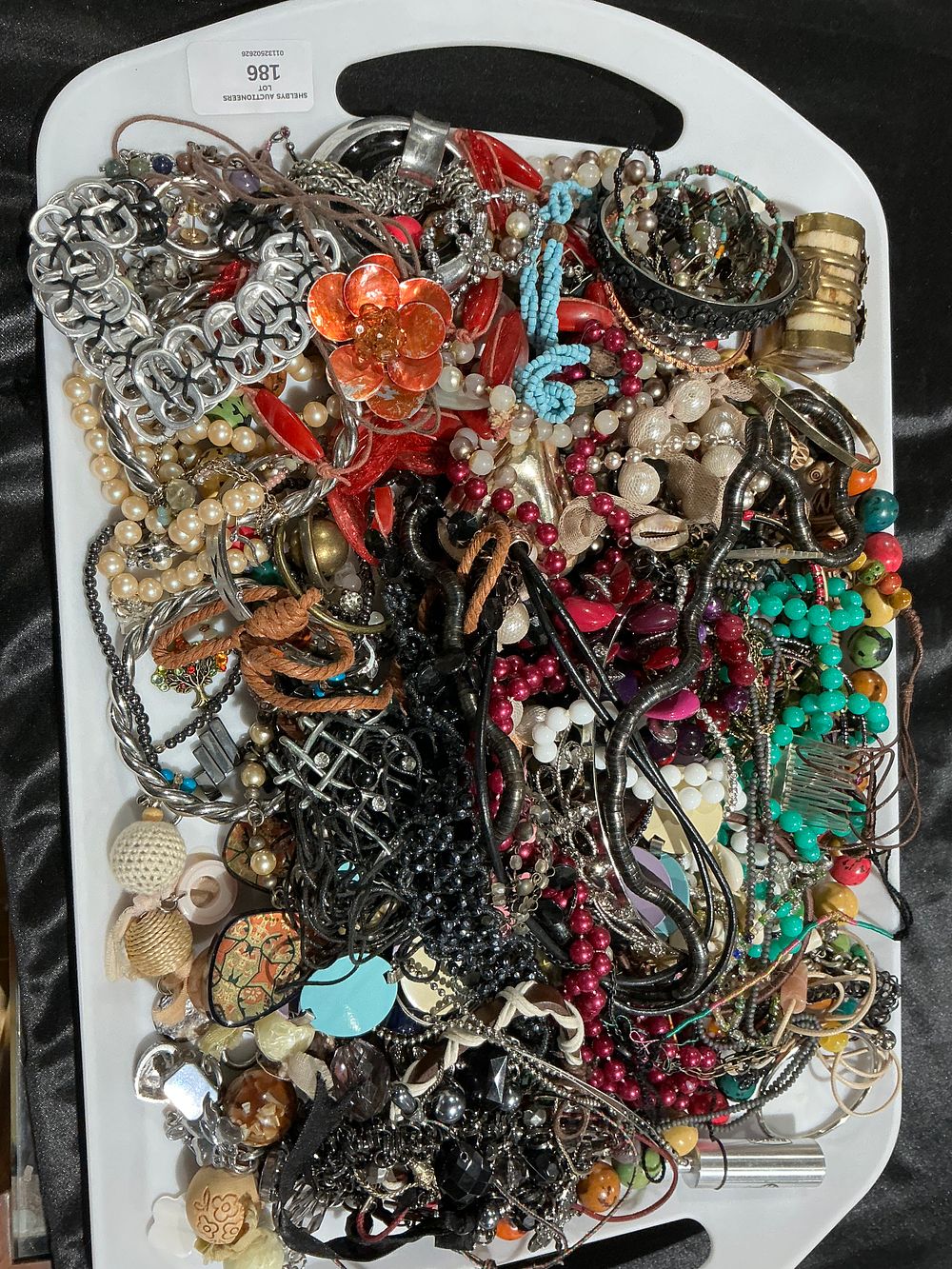 Lot 186: An Assortment of Costume Jewellery and Fashion Accessories