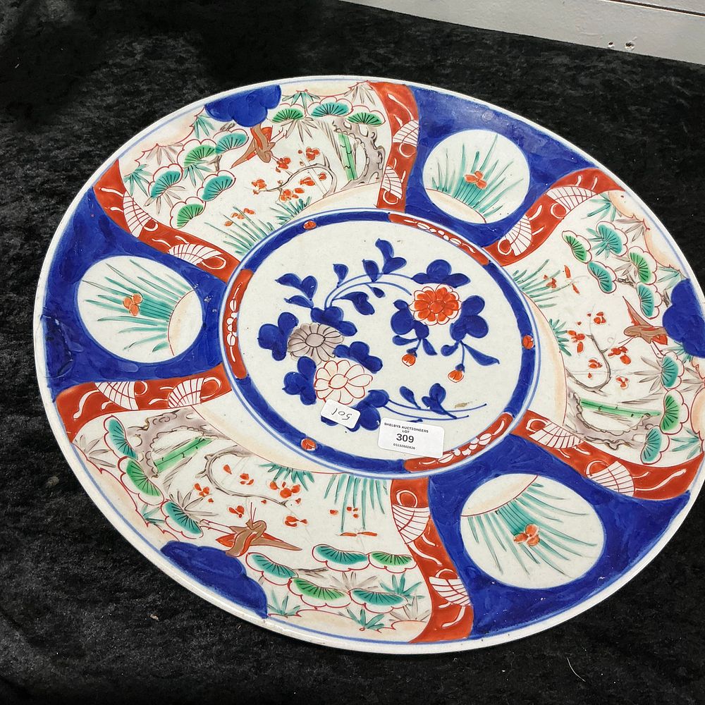 Lot 309: A large Imari porcelain charger, Meiji period (1868-1912)