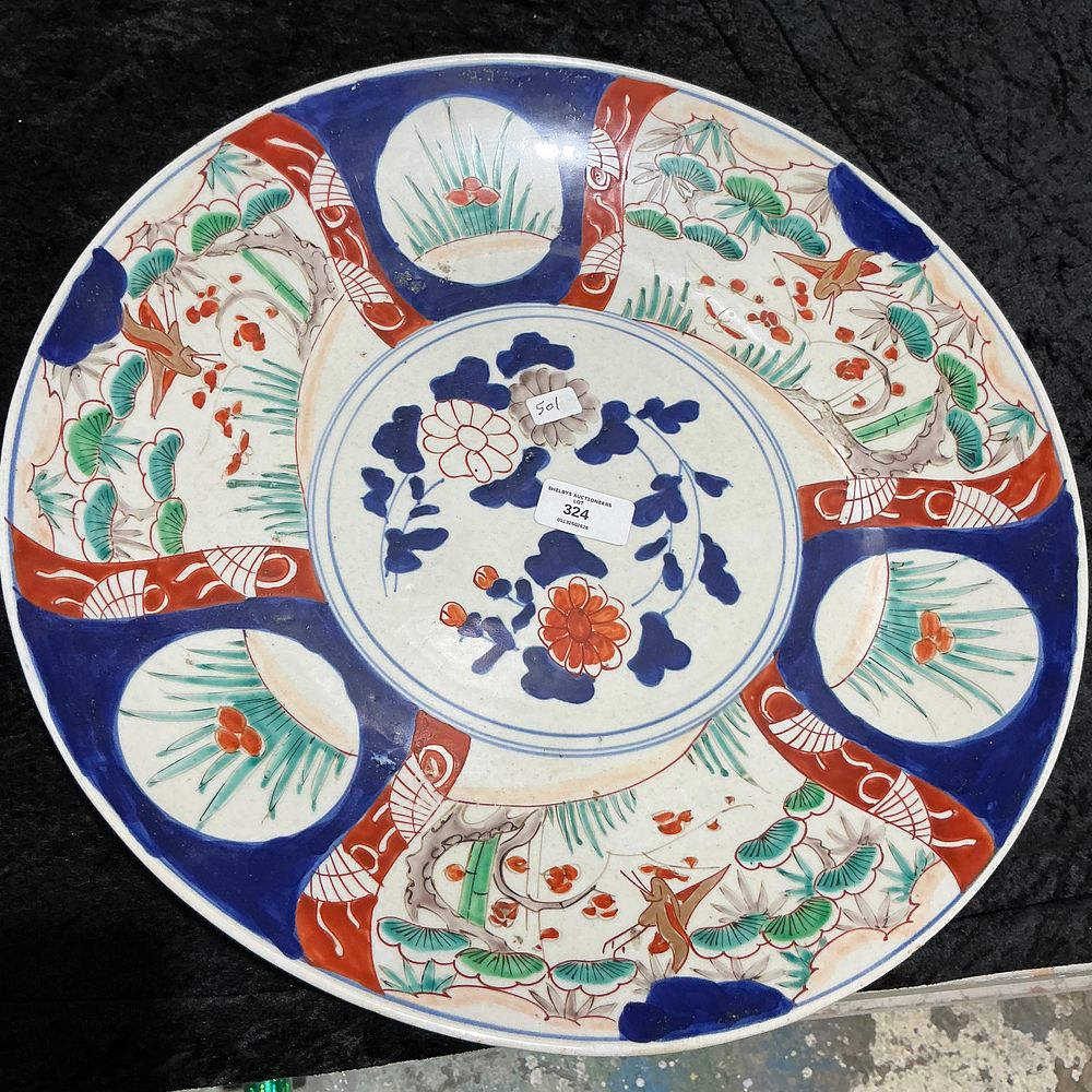 Lot 324: A Japanese Imari porcelain charger, 19th century