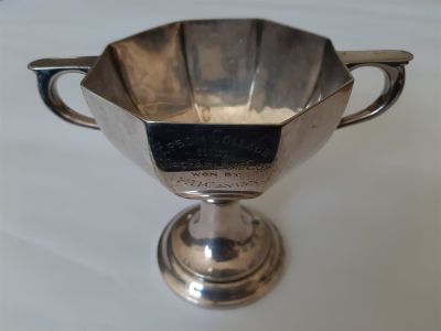 גביע כנראה מוכסף. משקל 177 גרם. גביע הענקה משנת 1921-1922 יפיפה עם הקדשה. כנראה מוכסף (כסף לא 