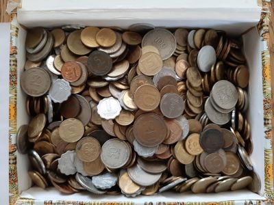 כ 5.5 קילו מטבעות מהארץ ומחו"ל (הרוב מטבעות מהארץ) כולל מטבעות מאלומיניום ומתקופת הפרוטות משנות 