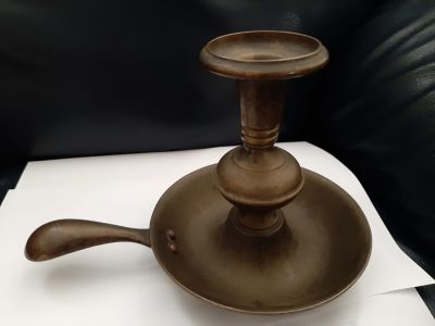 כלי נחושת עתיק וכבד משקל מהמאה ה 19 (אולי לפני) , יתכן שמדובר בפמוט או מנורה. יתכן שהורכב משני 