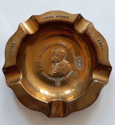 מאפרת נחושת מאנגליה 1937 יוצרה בשנת ההכתרה של המלך ג'ורג' השישי באותה שנה. במרכז דמותם של המלך 