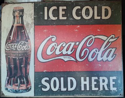 שלט פח רטרו (retro) של עסק בו נמכר המשקה קוקה קולה Coca Cola. גודל השלט הוא 40.5 ס"מ על 32 ס"מ.