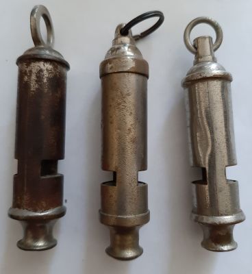 3 משרוקיות ישנות. אחת הייתה בשימוש הג"א . 3 משרוקיות ישנות שונות. אחת הייתה בשימוש הג"א בתקופה 